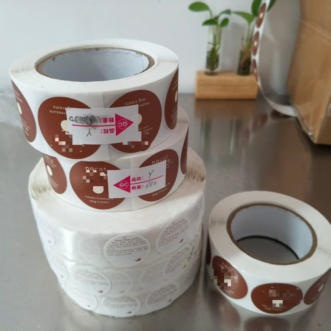 JOJO Pack valmistelee räätälöityjen koiraherkkutarrojen toimituksen tanskalaiselle asiakkaalle