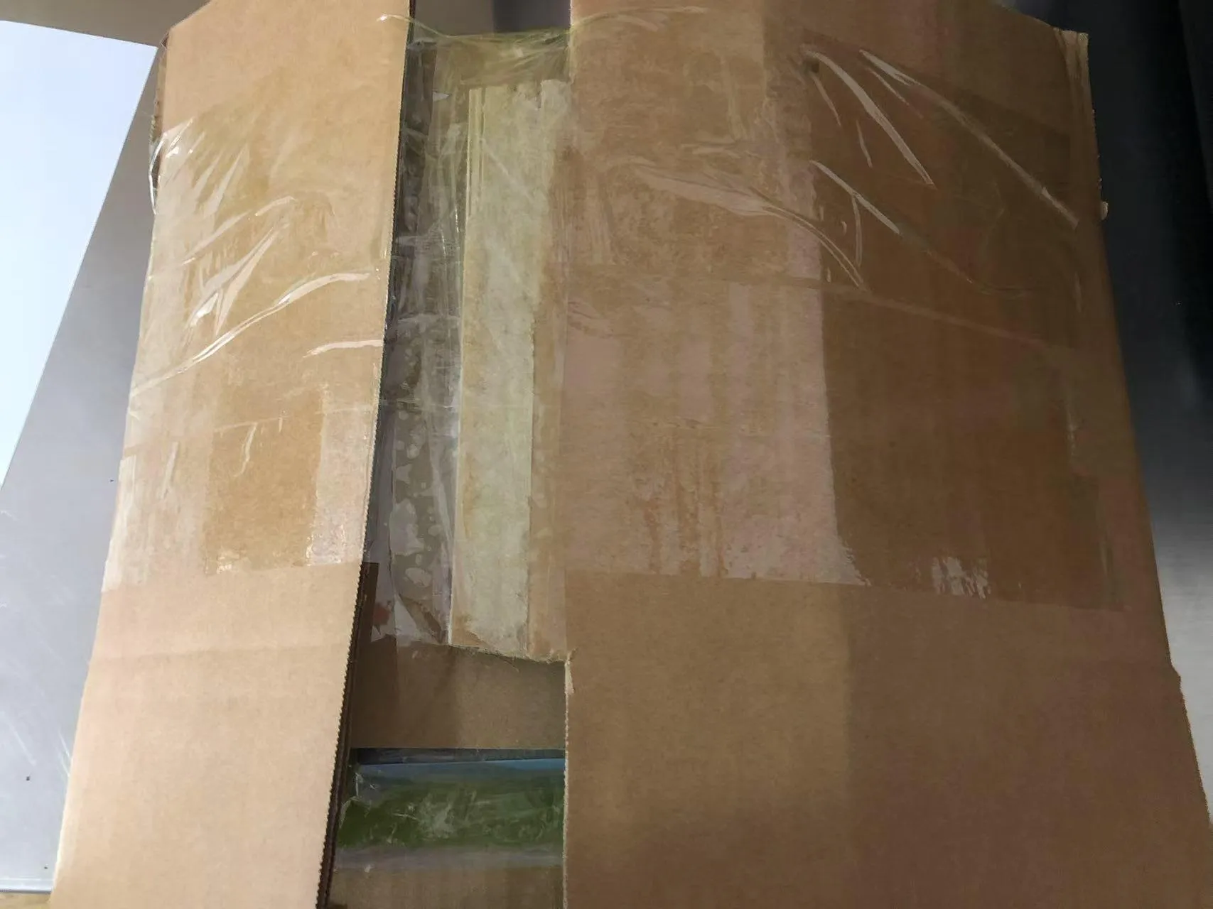 Kannettavien lasten tarrakirjojen lähettäminen Ugandaan