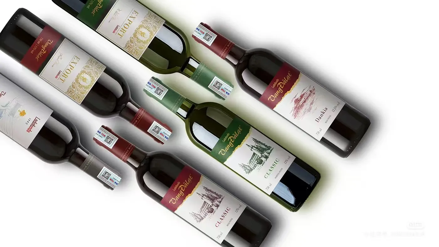 Mitä tekniikoita käytetään yleisesti viinien etiketeissä?