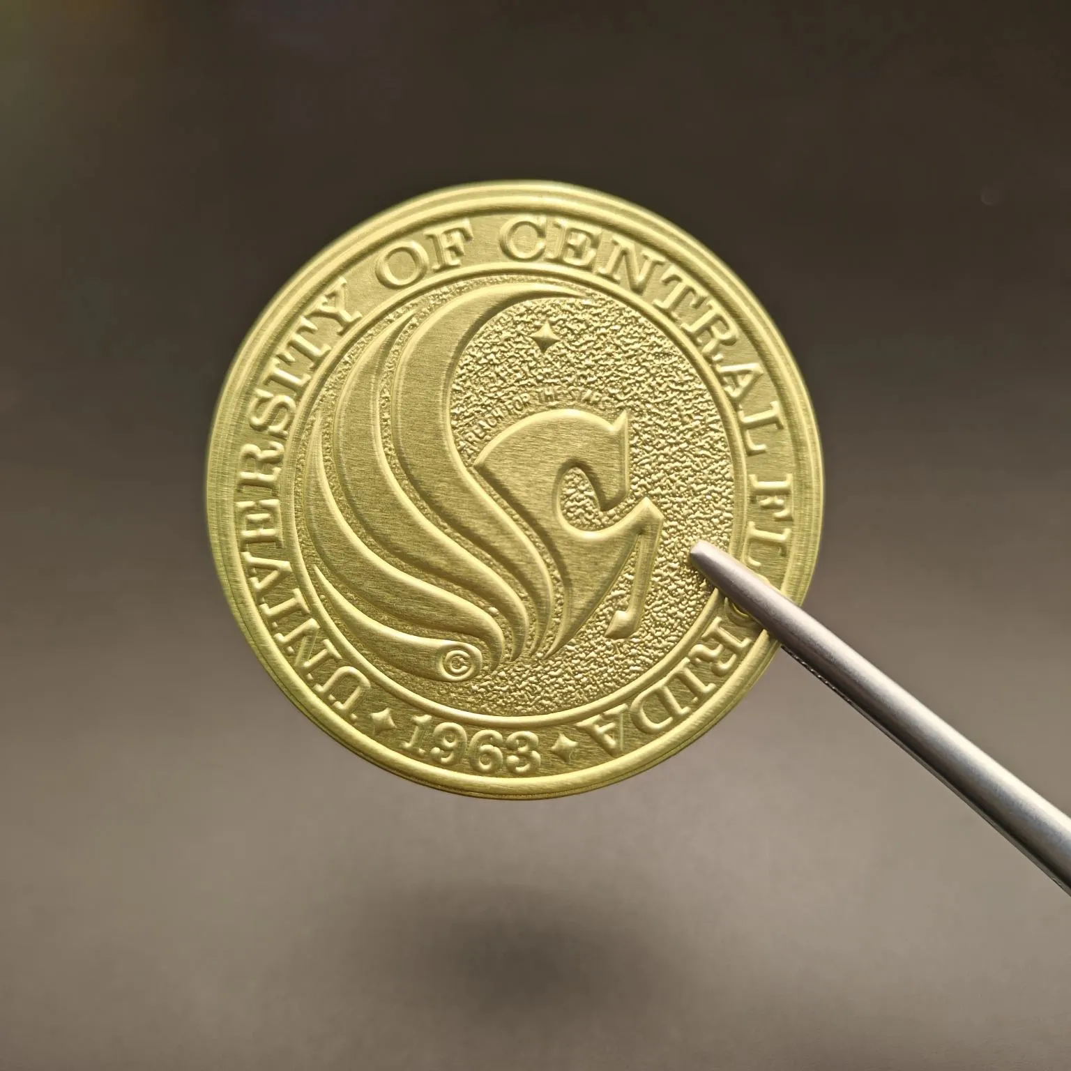 Kuinka viinietiketti voi tehdä pullostasi mahdotonta jättää huomiotta?