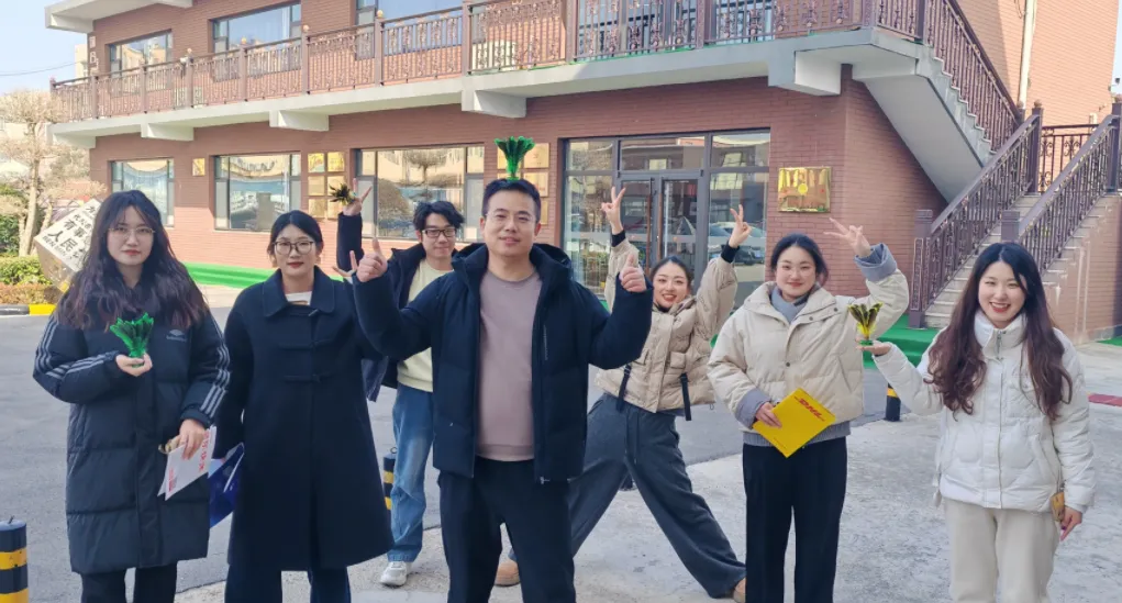 Lyhyt lounastauko virkistää toimistoa sulkapallohauskuudella